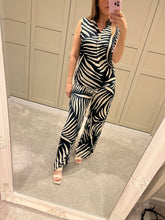 Navy palm top